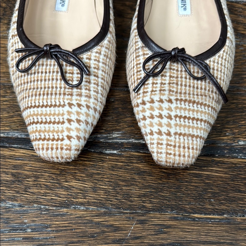For trade for $3 with juliafromiowa -Manolo Blahnik Brown and Cream Flats - Picture 5 of 7